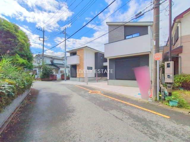 越谷市東町2丁目 新築分譲住宅 全2棟 1号棟の前面道路含む現地写真