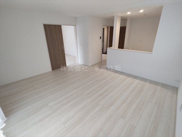 【居間・リビング】 | 狭山市柏原3期 | ゆったり過ごせる16.0帖のリビングです