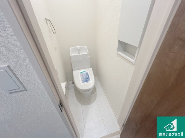 宝塚市中山五月台　第4期　新築一戸建てのトイレ|1・2階の2ヶ所にあるので、朝の忙しい時間の順番待ちもなく、深夜の利用にも大変便利です。