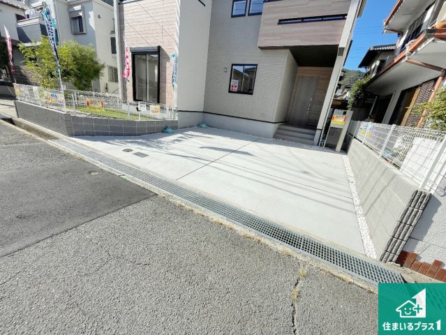 宝塚市中山五月台　第4期　新築一戸建ての駐車場|並列２台駐車可能！ゆとりの駐車スペースで車庫入れもスムーズ！

