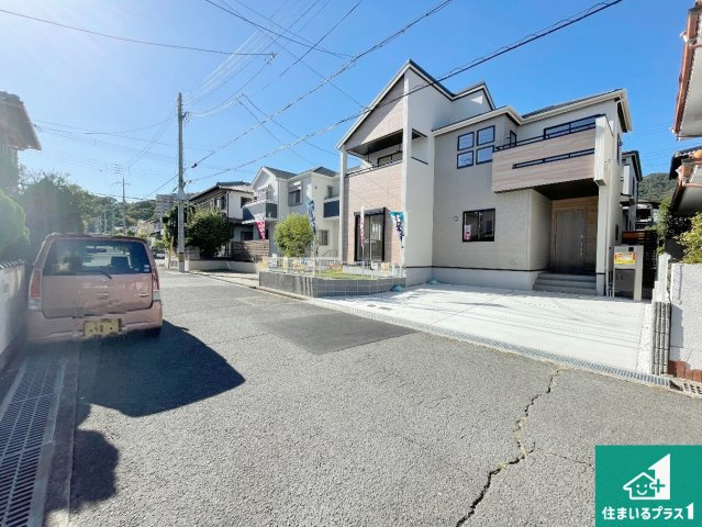 宝塚市中山五月台　第4期　新築一戸建ての前面道路含む現地写真|周辺は閑静な住宅街！前面道路広々で車の出し入れも便利です。駐車が苦手な方でも安心して車庫入れできます！