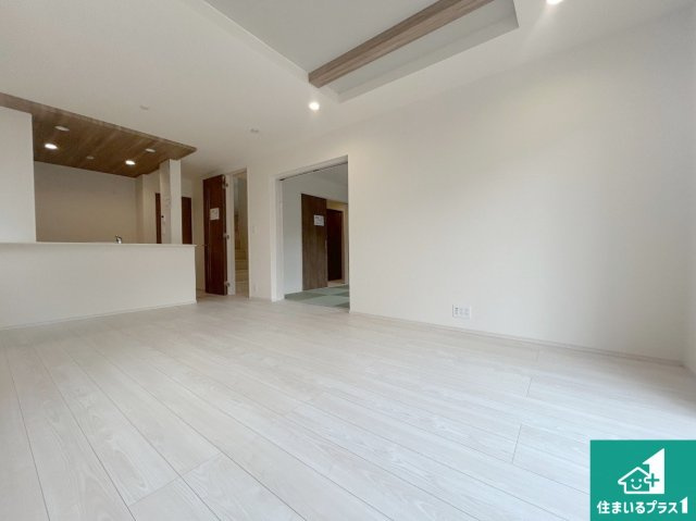 宝塚市中山五月台　第4期　新築一戸建ての居間・リビング|シンプルなリビングは、観葉植物等のインテリアを楽しめますね！パパ好みにも、ママ好みにも家具次第で雰囲気を変えることができます！