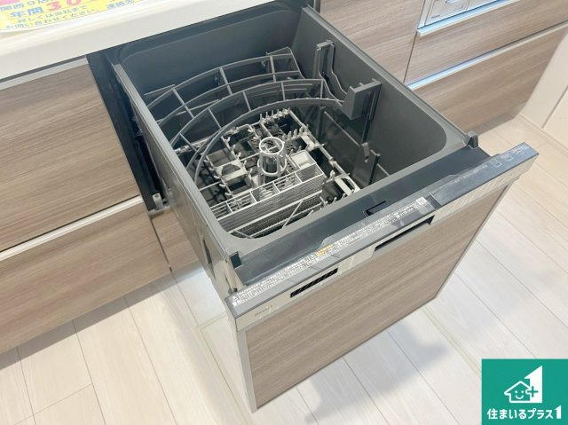 宝塚市中山五月台　第4期　新築一戸建ての設備|食事後の一仕事、食器洗いをボタン一つでお任せできちゃいます！場所を取らないビルトイン式なので、お料理スペースもしっかり確保！