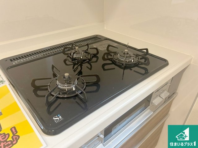 宝塚市中山五月台　第4期　新築一戸建ての設備|ダブル高火力Ｓｉセンサー付きコンロ！３口あるので、まとめて料理をする時も大活躍！