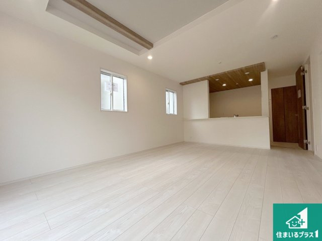 宝塚市中山五月台　第4期　新築一戸建ての居間・リビング|シンプルなリビングは、観葉植物等のインテリアを楽しめますね！パパ好みにも、ママ好みにも家具次第で雰囲気を変えることができます！