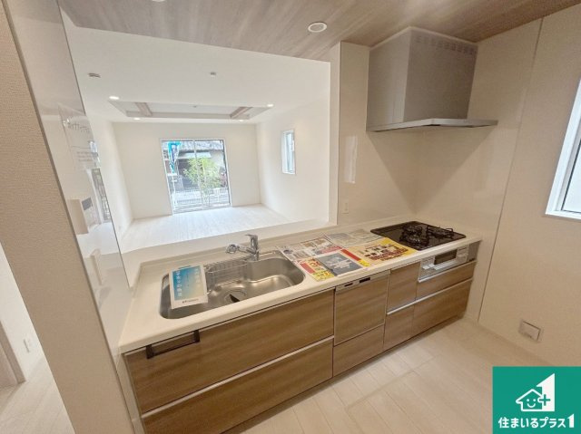 宝塚市中山五月台　第4期　新築一戸建てのキッチン|リビングと統一感があり、使い勝手のいいキッチン。広々としているので、二人並んで作業が出来ちゃいます。お子様と一緒に色々なお料理に挑戦できるスペースがあります。