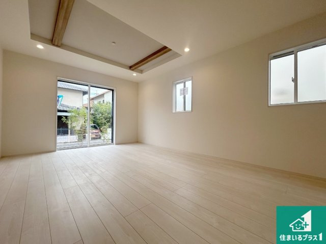 宝塚市中山五月台　第4期　新築一戸建ての居間・リビング|明るいリビングで朝の目覚めもスッキリできそう！対面キッチンでご家族のコミュニケーションも自然と増える設計！小さなお子様が遊ぶスペースを作っても広々とくつろげるLDK！