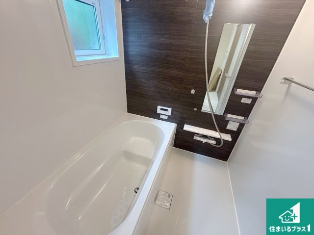 宝塚市中山五月台　第4期　新築一戸建ての浴室|足をゆったり伸ばして寛げる浴槽です。窓が設けられていますので差し込む光が明るく穏やかな雰囲気にしてくれます♪浴室乾燥機も設置しているので、雨の日の洗濯物も安心です♪