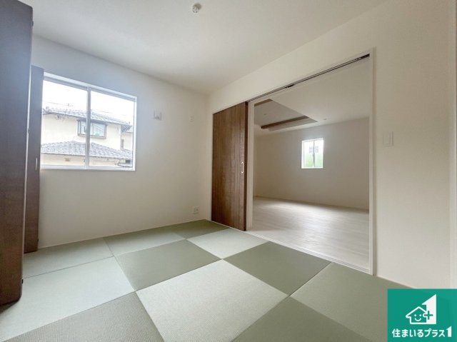 宝塚市中山五月台　第4期　新築一戸建ての和室|一室あると便利な和室は客間としてだけでなく、小さなお子様のプレイルームや食後のくつろぎスペースとしてもご利用いただけます。収納もついていますので大活躍間違いなし！