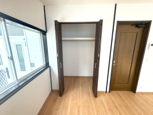 広々リビングにはクローゼットも完備♪