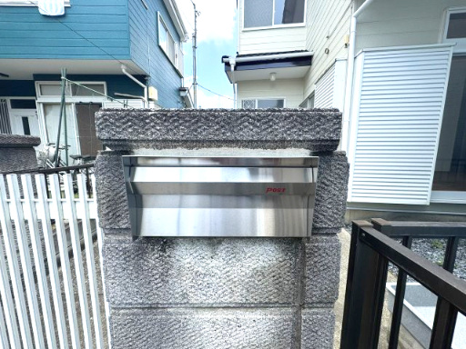 ポストは外壁内蔵型♪