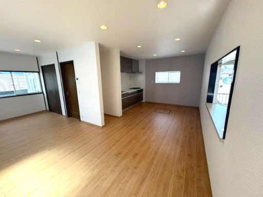 窓が多く採光性の良いリビング♪