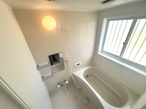 清潔感のある白基調のお風呂はクリーニング済♪