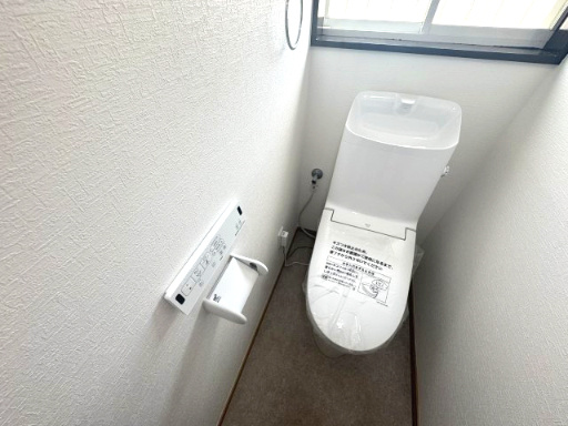 １Ｆトイレは新品交換の温水便座♪