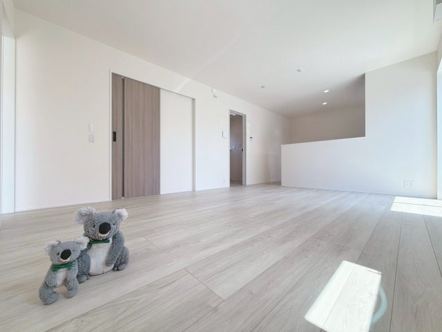 【居間・リビング】 | 藤岡市立石　新築住宅 | 南向きの窓から暖かな日差しがたっぷりと差し込む明るいリビングダイニングです！空間全体が優しい色合いの木目調で統一されており、心地よい空間で子どもたちがのびのびと元気に遊ぶことができますね♪
