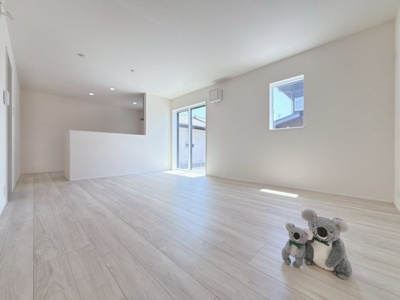 【居間・リビング】 | 藤岡市立石　新築住宅 | 明るいお部屋は視覚的にもさらに広く感じられ、日中は電気をつけなくても心地よく快適に過ごせる省エネな設計が魅力です♪