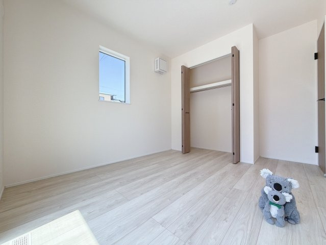 【洋室】 | 藤岡市立石　新築住宅 | 全居室にクローゼットが完備されているため、収納家具を最小限に抑えることができます！お掃除ロボットも引っかかることなくスイスイ動かせるバリアフリーな床面で、毎日のハウスワークの手間も省けます♪
