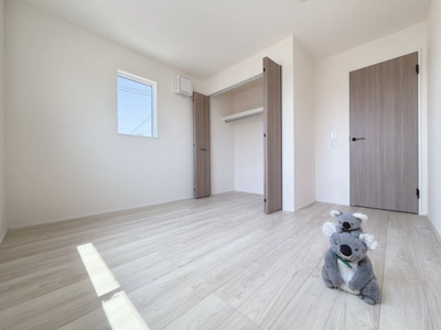 【洋室】 | 藤岡市立石　新築住宅 | 子ども部屋にぴったりなクローゼット付きの洋室です！2面採光により室内はいつも明るく心地よい風が通り抜けます！勉強やお遊びに集中できるプライベート空間として大活躍してくれますね♪