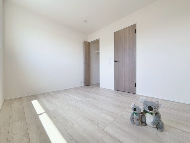 【洋室】 | 藤岡市立石　新築住宅 | 全居室に段差のないバリアフリー仕様を意識した洋室です！家具の配置がしやすい綺麗な四角形の間取りなので模様替えも気軽に楽しめます♪
