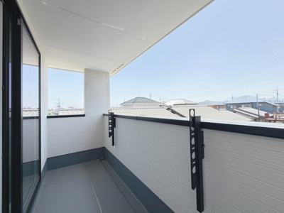 【バルコニー】 | 藤岡市立石　新築住宅 | 家族全員分の洗濯物やお布団を一度にまとめてたっぷり干すことができるバルコニーです！手すり壁が高めに設計されているため、周囲からの視線を適度に遮りながらプライバシーをしっかりと守れて安心です♪