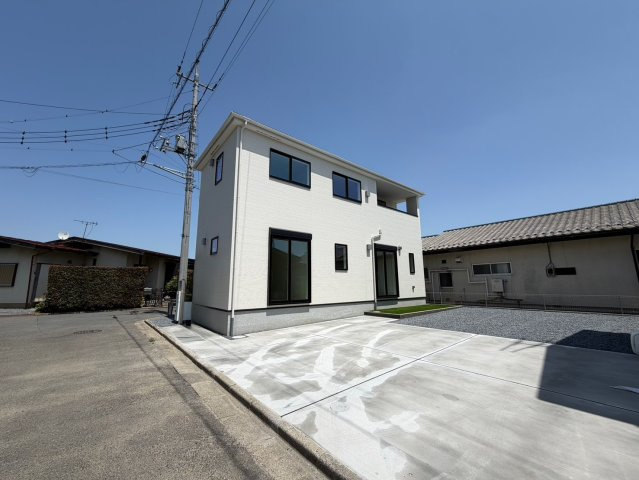 【外観】 | 藤岡市立石　新築住宅 | モダンで飽きのこない白を基調としたスタイリッシュなデザインの2階建てです！前面道路の幅員がしっかり確保されているため、現地見学の際はお車の停めやすさや周囲の落ち着いた環境を実際に体感できます♪