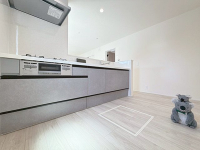 【キッチン】 | 藤岡市立石　新築住宅 | 対面式でリビング全体を見渡しながらお料理を楽しめる機能的なキッチンです！スライド式の収納は奥の物まで取り出しやすく、浄水器一体型の水栓も完備されていて毎日の自炊がとってもスムーズになります♪