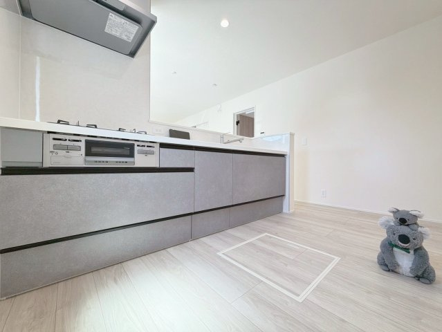 【キッチン】 | 藤岡市立石　新築住宅 | 対面式でリビング全体を見渡しながらお料理を楽しめる機能的なキッチンです！スライド式の収納は奥の物まで取り出しやすく、浄水器一体型の水栓も完備されていて毎日の自炊がとってもスムーズになります♪