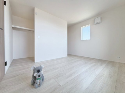 【洋室】 | 藤岡市立石　新築住宅 | ホワイトのクロスがお部屋全体をすっきりとした印象に演出する2階の主寝室です！大きめのベッドを配置してもゆとりがあり、1日の疲れを静かに癒して朝を心地よく迎えられる憩いの空間になります♪