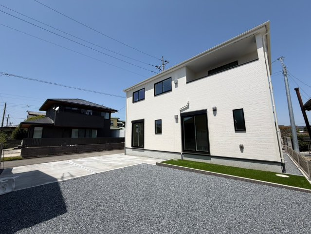 【外観】 | 藤岡市立石　新築住宅 | 土地面積172.54平米のゆとりを活かした、並列で3台駐車可能なカースペースです！お車の出し入れが苦手な方でも前向きやバックでの駐車がスムーズに行え、来客時にも慌てることなく対応できて安心です♪