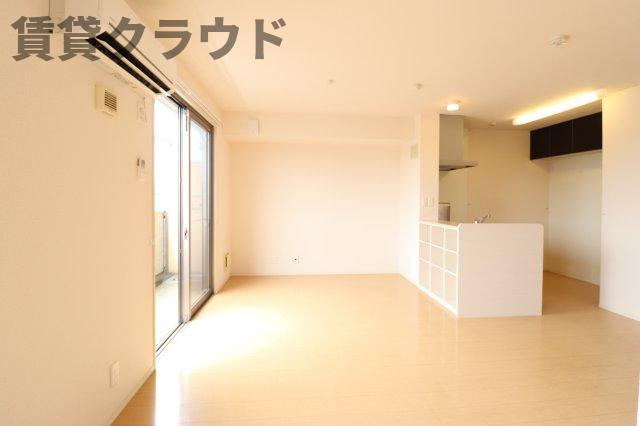 サンベルテ　Ⅵの居間・リビング|駐輪場