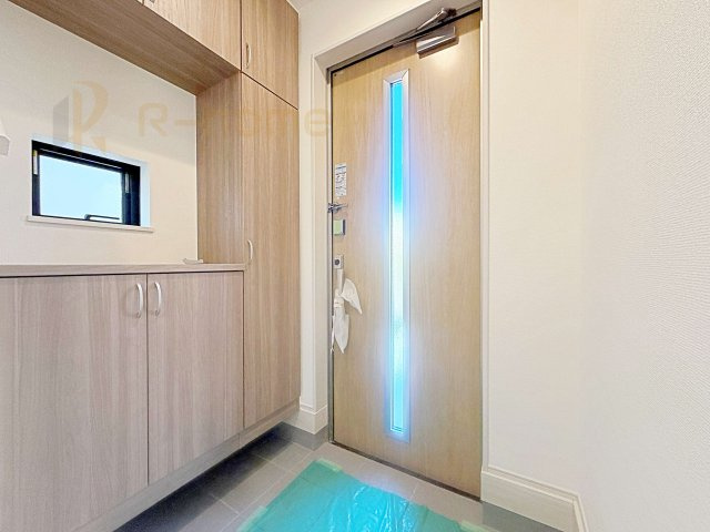 守谷市松前台6丁目　新築戸建て　A号棟の玄関|気持ちよくご家族やゲストを送迎できる穏やかな雰囲気の玄関♪大きな下駄箱で玄関廻りスッキリ♪