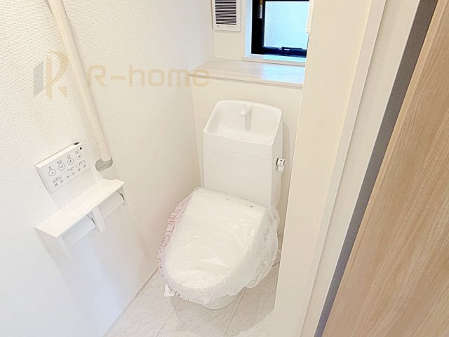 守谷市松前台6丁目　新築戸建て　A号棟のトイレ|温水洗浄便座付きのトイレ。
トイレが２ヵ所設置で朝の忙しい時間でも安心です。