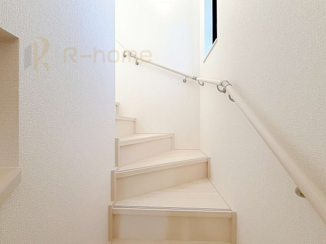 守谷市松前台6丁目　新築戸建て　A号棟の内装|手すりのついた階段！小さなお子様の利用も一安心です♪