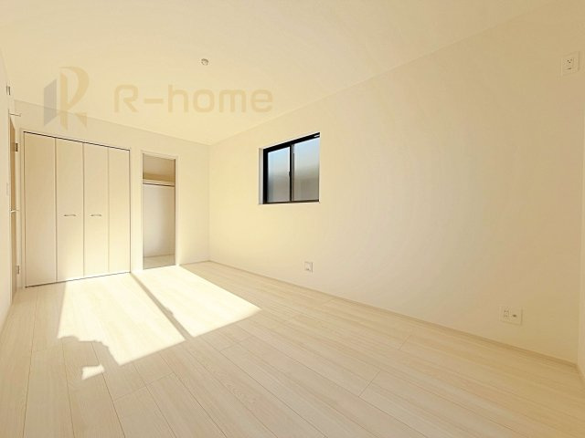 守谷市松前台6丁目　新築戸建て　A号棟の洋室|収納便利なウォークインクローゼット付きの洋室♪
明るく風通しの良いお部屋です♪
