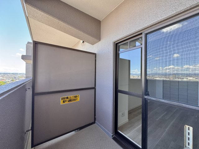 ジェイハイム東浜松のバルコニー|北側のバルコニーです。5.2帖洋室の部屋から出られます。
