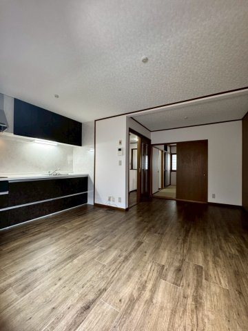 寝屋川市点野5丁目の居間・リビング|約10.5帖のリビング。
バルコニーに面して明るいお部屋です！