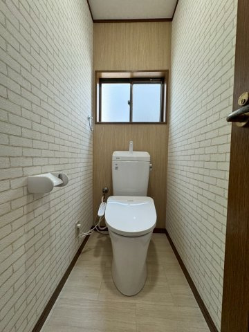 寝屋川市点野5丁目のトイレ|小窓付きで換気も安心です！