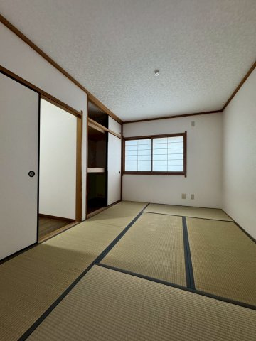 寝屋川市点野5丁目の和室|リビングに隣接する約6帖の和室です。
押入れ収納付き。