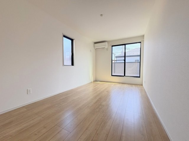 三郷市彦野1丁目　中古戸建の洋室|バルコニーに面した明るい洋室8.25帖