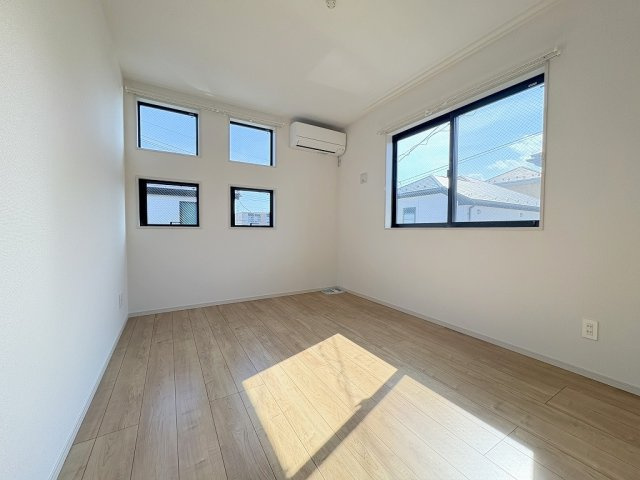 三郷市彦野1丁目　中古戸建の洋室|2面採光の明るい洋室6.5帖