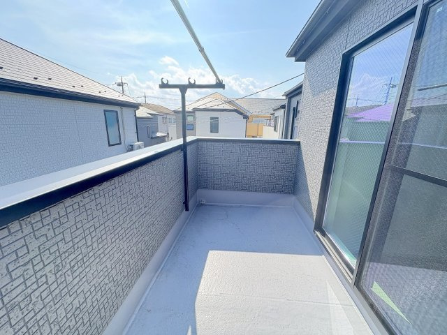 三郷市彦野1丁目　中古戸建のバルコニー|広めのバルコニーで洗濯物もたっぷり干せます