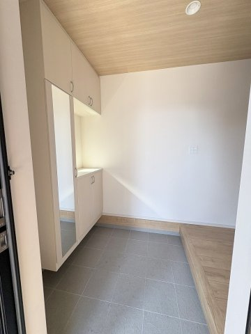 三郷市彦野1丁目　中古戸建の玄関|広々とした玄関です