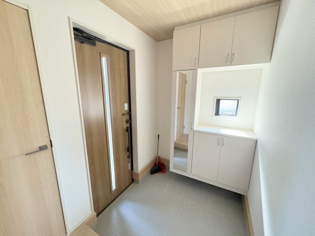 三郷市彦野1丁目　中古戸建の玄関|自然光が差し込む窓付きの玄関です