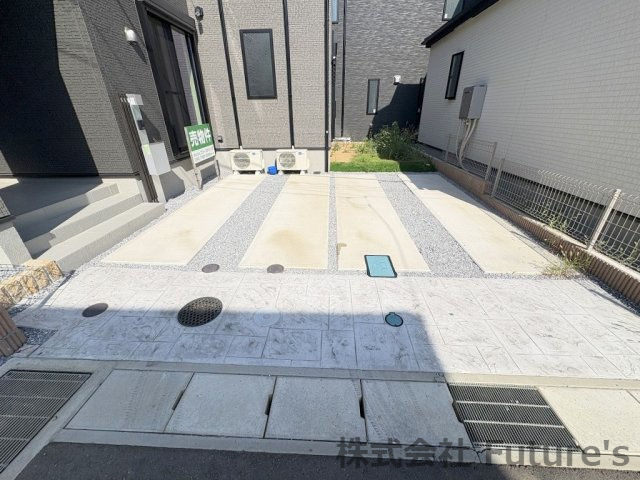 三郷市彦野1丁目　中古戸建の駐車場|カースペース並列2台可能