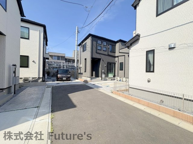 三郷市彦野1丁目　中古戸建の前面道路含む現地写真|前面道路含む現地写真です。