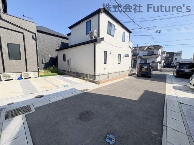 三郷市彦野1丁目　中古戸建の前面道路含む現地写真|前面道路含む現地写真です。