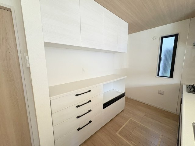 三郷市彦野1丁目　中古戸建のキッチン|収納力のあるカップボード付きです