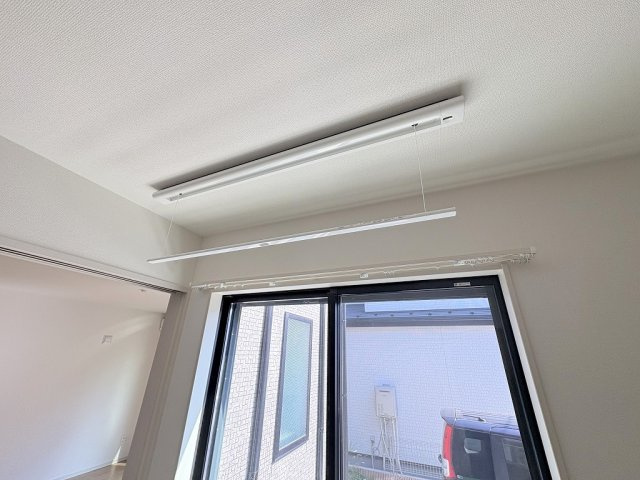 三郷市彦野1丁目　中古戸建のその他|雨の日や花粉の季節に活躍する室内物干し付きです