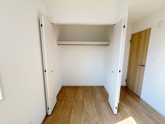 三郷市彦野1丁目　中古戸建の収納|大切な衣類を収納できるクローゼット付き
