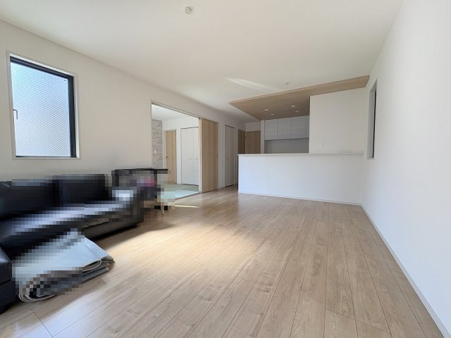 三郷市彦野1丁目　中古戸建の居間・リビング|2024年5月築の築浅中古戸建・室内大変キレイです